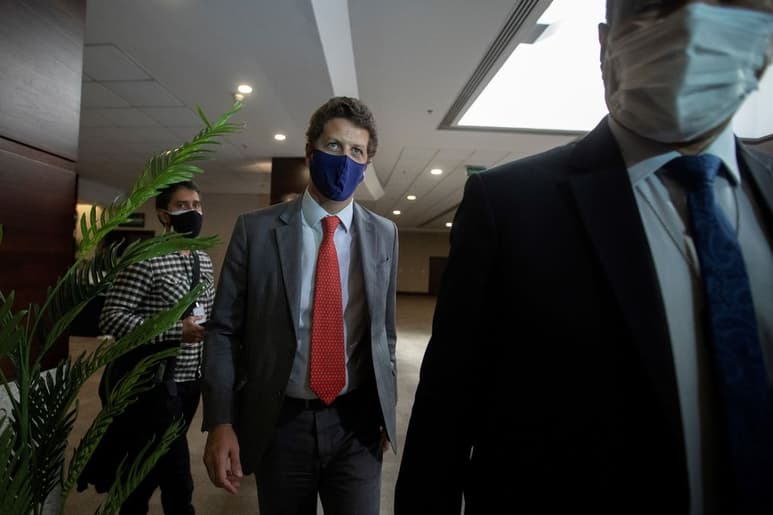La Policía Federal de Brasil indaga si Ricardo Salles (c) facilitó exportación ilegal de madera. (EFE)