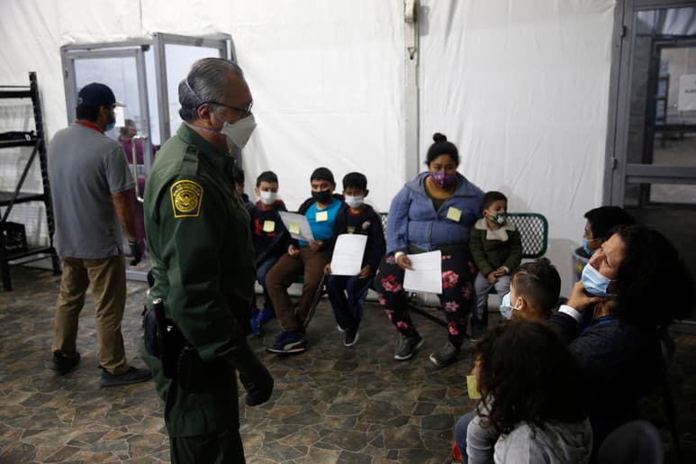 El Gobierno del presidente estadounidense, Joe Biden, anunció este jueves el cierre de dos centros de detención de inmigrantes que están siendo investigados por supuestos maltratos. (ARCHIVO)