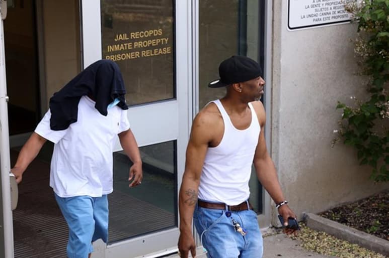 Timothy Granison (i), esposo de la alcaldesa Lovely Warren, compareció por video en el tribunal desde la cárcel del condado Monroe, donde está confinado desde su arresto el miércoles. (ESPECIAL)
