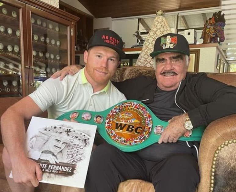 El pasado miércoles por la tarde, el boxeador mexicano, Saúl 'Canelo' Álvarez compartió emocionado su encuentro con el intérprete Vicente Fernández en su casa. (Especial)