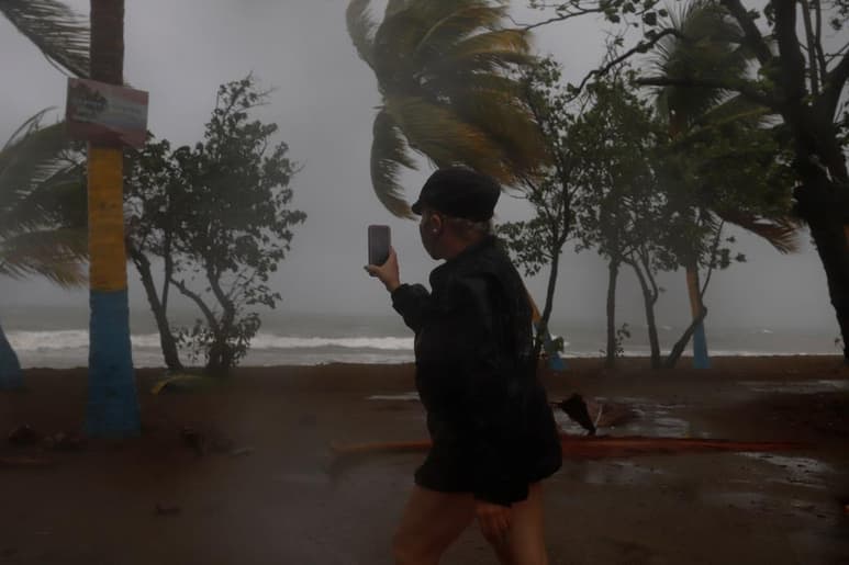La temporada ciclónica en el Atlántico, que comienza el próximo 1 de junio, será menos intensa que la de 2020, pero más activa de lo normal con la formación de entre 6 y 10 huracanes, según el pronóstico anual difundido este jueves por la Administración Nacional de Océanos y Atmósfera de EUA (NOAA). (ARCHIVO) 
