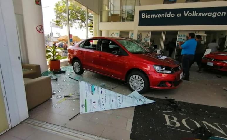 A su paso, los normalistas causaron destrozos en inmuebles, negocios, concesionarias de autos y lesionaron a dos personas, entre las cuales se encuentra el vigilante adscrito a la Policía Auxiliar Bancaria (Pabic) que labora en El Monte de Piedad, quien resultó lesionado en la cabeza.
(ESPECIAL)