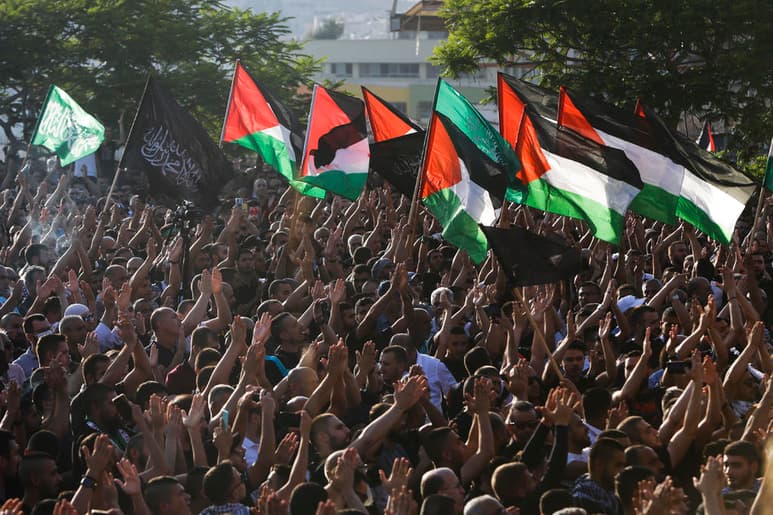 La tregua entre Israel y el movimiento islamista Hamás entró en vigor este viernes a las 02:00 hora local (11:00 GMT del jueves) sin que en los diez minutos previos hubieran cesado los lanzamientos de cohetes de las milicias palestinas desde Gaza ni los bombardeos israelíes sobre la Franja. (AP)
