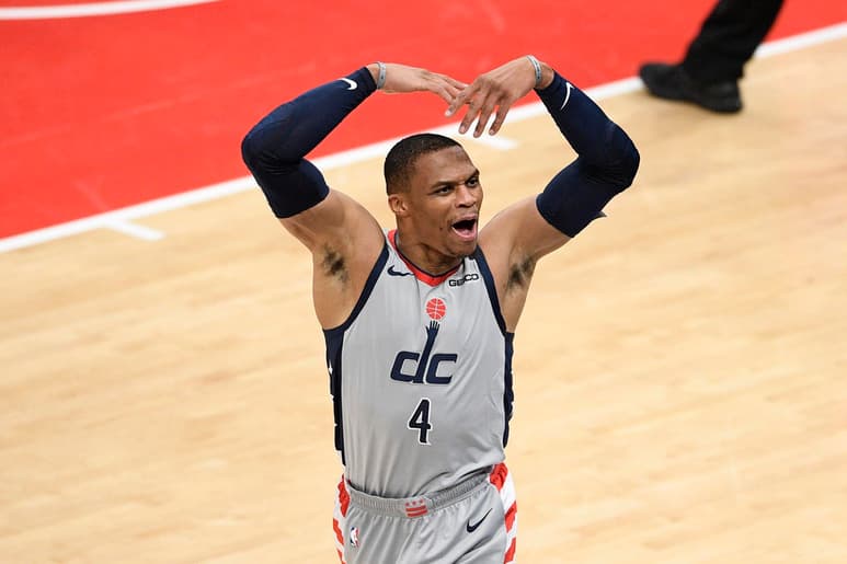 El base de los Wizards de Washington Russell Westbrook celebra con los aficionados en la segunda mitad del juego de play-in de la Conferencia Este ante los Pacers de Indiana, el jueves 20 de mayo de 2021, en Washington. (AP Foto/Nick Wass)