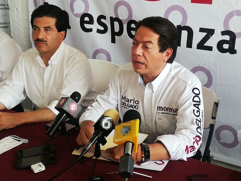 Delgado (d) denunció la supuesta intromisión del Estado a través de los maestros.