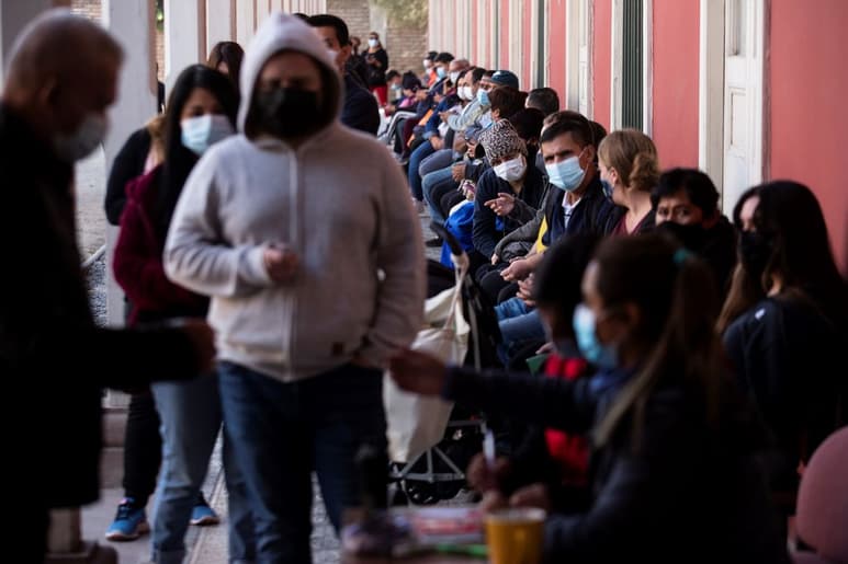 Las unidades de cuidados intensivos de los hospitales comienzan a descongestionarse. (EFE)