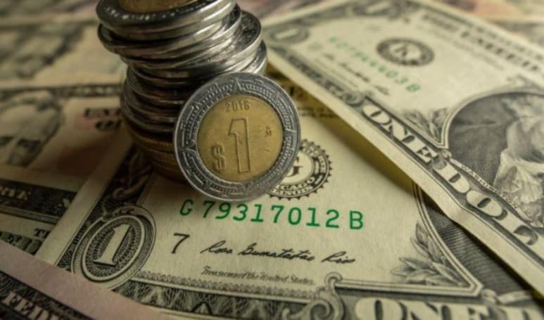 El tipo de cambio se ubica esta mañana en 19.93 pesos por dólar y significa una depreciación del peso de 0.3% o seis centavos con relación al jueves, de acuerdo con las cotizaciones al mayoreo que publica la agencia Bloomberg.
(ARCHIVO)