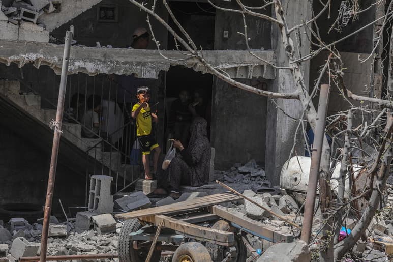 Los altavoces de las mezquitas de Gaza clamaron 'Alá es grande' a las dos de la madrugada para celebrar la entrada en vigor de la tregua que pone fin al feroz intercambio de fuego de once días entre Israel y las milicias palestinas de la Franja, donde todavía se cuentan los muertos y los daños se estiman en más de 350 millones de dólares. (EFE)