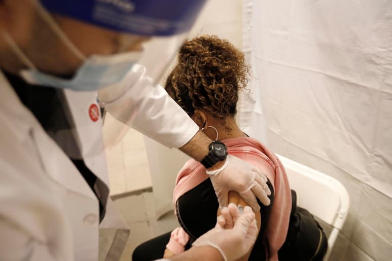 Casi la mitad de los estadounidenses mayores de 18 años están completamente vacunados contra la COVID-19, mientras que el número de contagios y fallecidos diarios sigue su descenso en el país, informó este viernes los Centros para la Prevención y Control de Enfermedades (CDC, en inglés). (ARCHIVO)