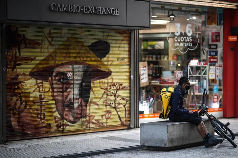 La medida, que retrotrae al amargo inicio de la pandemia en marzo de 2020, fue anunciada la víspera cuando se cumplió el tercer día consecutivo con más de 35,000 contagios y más de 400 muertes y en un contexto de máxima tensión del sistema sanitario. (ARCHIVO)