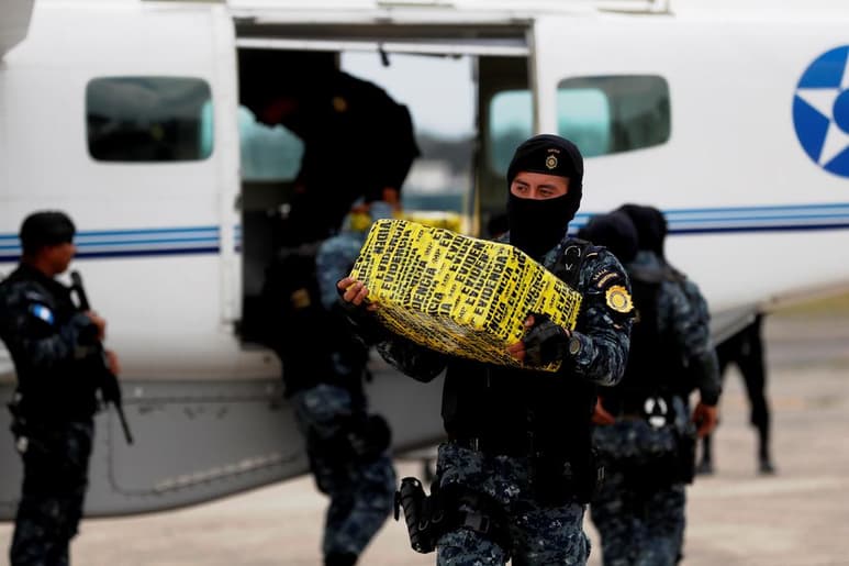 Las fuerzas de seguridad de Guatemala decomisaron esta semana más de 1,400 kilos de cocaína en el departamento de Petén, fronterizo entre Guatemala y México y ubicado unos 500 kilómetros al norte de la capital del país centroamericano. (ARCHIVO)