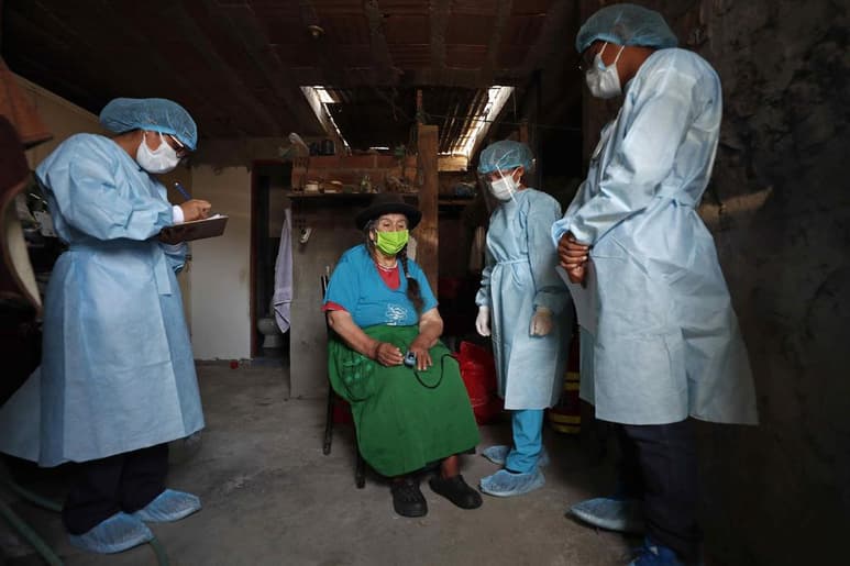 Perú dio este viernes un paso más en la campaña de vacunación contra la COVID-19 al empezar a inocular con la primera dosis a adultos mayores de 65 años de Lima y Callao, luego de recibir la víspera un nuevo lote de más de 395,000 dosis del laboratorio Pfizer. (ARCHIVO)