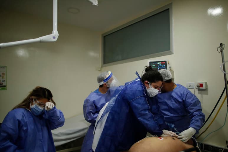 Mientras en un extremo del continente Argentina volvía a una estricta cuarentena y en el otro la capital de México anunciaba el regreso de los conciertos en junio, la Organización Panamericana de la Salud (OPS) daba a conocer un “hito trágico”: las muertes por COVID-19 en América Latina y el Caribe superaron el millón. (AP)