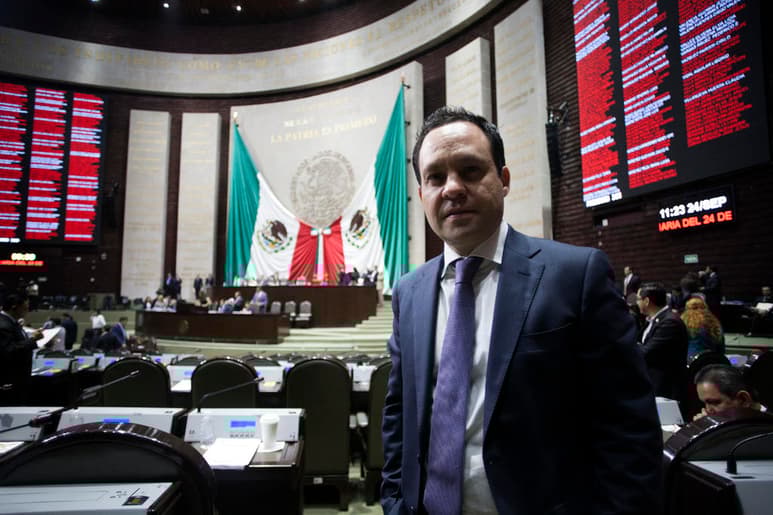 El dirigente nacional del Movimiento Ciudadano (MC), Clemente Castañeda Hoeflich, exigió al presidente Andrés Manuel López Obrador que deje de intervenir en el proceso electoral y lo acusó de utilizar al gobierno federal para 'descarrilar' a los candidatos de su partido. (ARCHIVO)