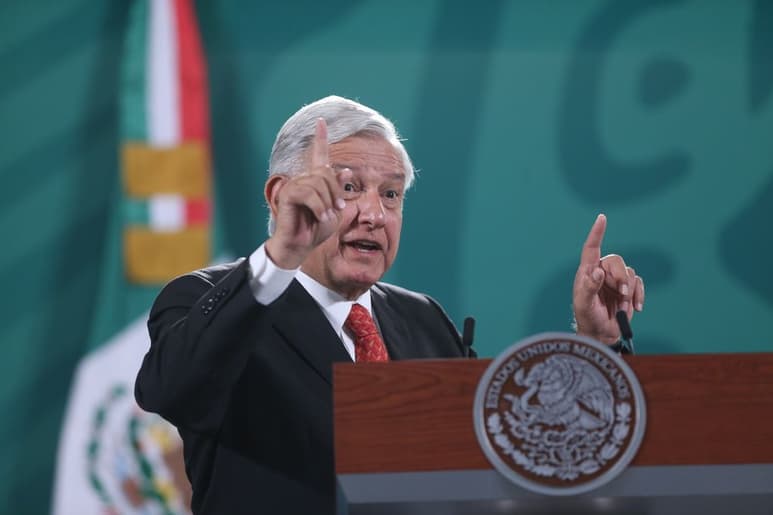 López Obrador señaló la mañana de ayer que Alejandro Díaz de León permanecerá seis meses más en el cargo, pero que no se ratificará y que habrá otra persona.
