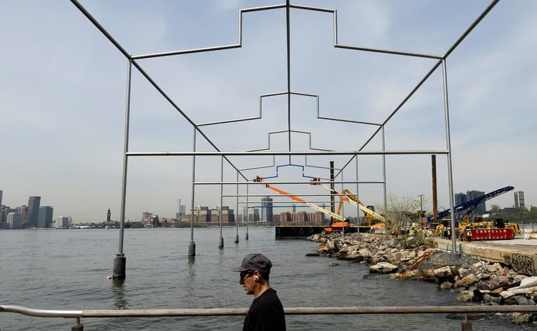 Tres personas fallecieron después de que un coche sufriera un accidente y cayera a un arroyo en la zona de Long Island City, en Nueva York, informaron este sábado los medios locales. (ARCHIVO)
