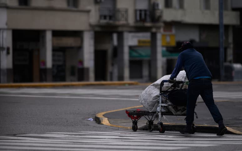 La Administración de Alberto Fernández ha establecido que las personas deben permanecer en sus residencias habituales. (AP)