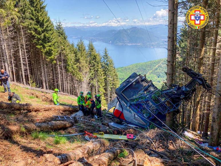 Los fallecidos en el accidente ocurrido hoy al precipitarse al vacío una cabina del teleférico alpino que conecta las estaciones de Stresa y Mottarone, en la región italiana de Piamonte ( norte ), ya son doce, según los servicios de socorro, que confirman que hay dos niños heridos de gravedad, según los medios locales. (EFE)