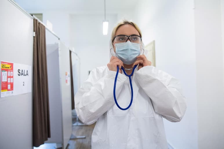 Un nuevo estudio demostró que los cubrebocas quirúrgicos tiene una efectividad del 98% al capturar y detener los aerosoles del coronavirus SARS-CoV-2, gracias a su filtro hecho de nanofibras, a diferencia de los cubrebocas de algodón, que cuentan con una efectividad de tan sólo 45% al 73%. (ARCHIVO)