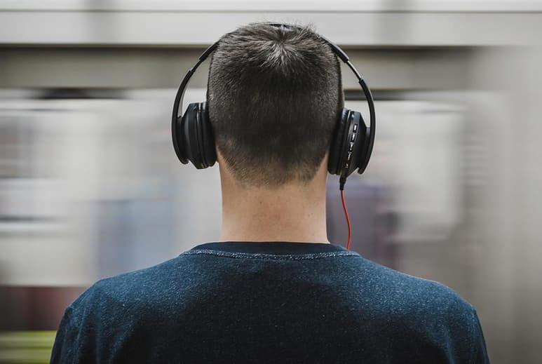 Las editoriales españolas y latinoamericanas experimentaron en 2020 un crecimiento del 113 por ciento en sus ventas de libros digitales y audiolibros con respecto al año anterior, según un informe de la plataforma Bookwire, que destaca que la facturación en audiolibros aumentó en 137 por ciento. (ESPECIAL)