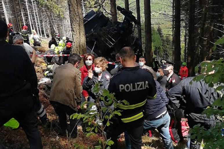 Catorce personas, incluidos algunos extranjeros, fallecieron hoy al precipitarse la cabina del teleférico alpino en la que viajaban junto al Lago Mayor, en el norte de Italia, y un niño se encuentra en estado crítico, en una tragedia ocurrida en uno de los lugares más bellos del país que ha causado una gran conmoción entre los italianos. (EFE)