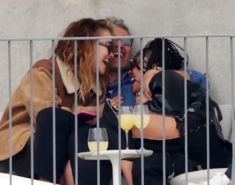 Rita Ora y su pareja, el cineasta Taika Waititi, parecen estar llevando su relación a otro nivel, pues ambos fueron captados compartiendo 'candentes' momento junto a la actriz Tessa Thompson este domingo en Australia. (Especial)