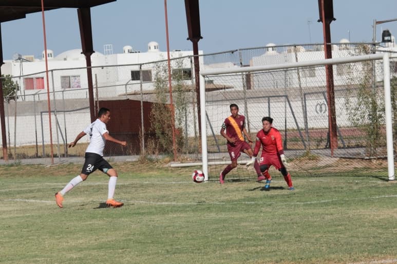 Alan Ledezma fue el encargado de anotar el primero para la causa del equipo gomezpalatino, que debutó dentro de la League Elite. (ESPECIAL)