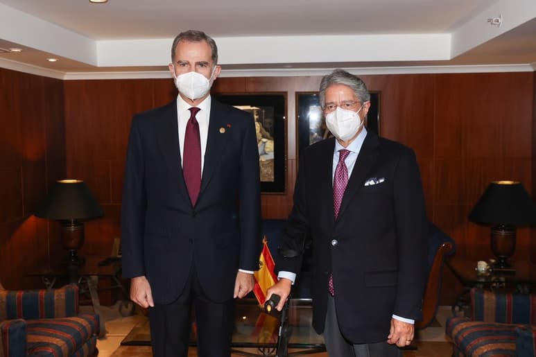 A primeras horas de esta tarde llegó el rey Felipe VI al aeropuerto 'Mariscal Sucre' de Quito, donde fue recibido por el canciller ecuatoriano, Manuel Mejía. (EFE)