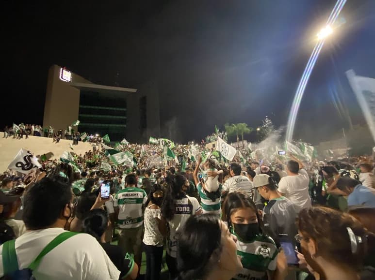 Tras el partido de Santos Laguna y Puebla, miles de personas acudieron a la explanada de la Plaza Mayor para festejar el pase a la final de los Guerreros. (IVÁN CORPUS)