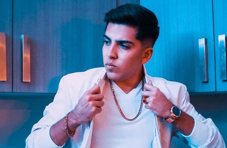 Compagina. Además de la música, Emanuel Az estudia la carrera de Licenciatura en Periodismo. 