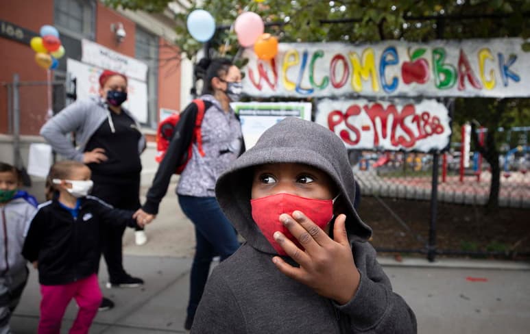La ciudad de Nueva York, que tiene el mayor sistema educativo de EUA con más de un millón de alumnos, reabrirá por completo sus escuelas públicas en septiembre sin la opción remota que se ha ofrecido en el último año debido a la pandemia de la COVID-19, según anunció este lunes el alcalde, Bill de Blasio. (ARCHIVO)