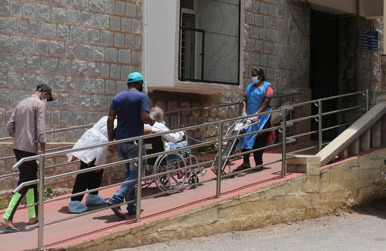 Al menos 19 regiones indias, la última de ellas Jammu y Cachemira, hoy, han elevado a la categoría de epidemia la mucormicosis, una infección en ocasiones letal que se conoce popularmente como 'hongo negro' y de la que se ha detectado un número creciente de casos en pacientes de COVID-19. (ARCHIVO) 

