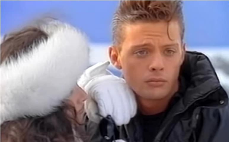 Luis Miguel fue quien prestó su voz para interpretar la canción Entrégate, que grabó para su disco '20 años' en 1990.  (ESPECIAL) 