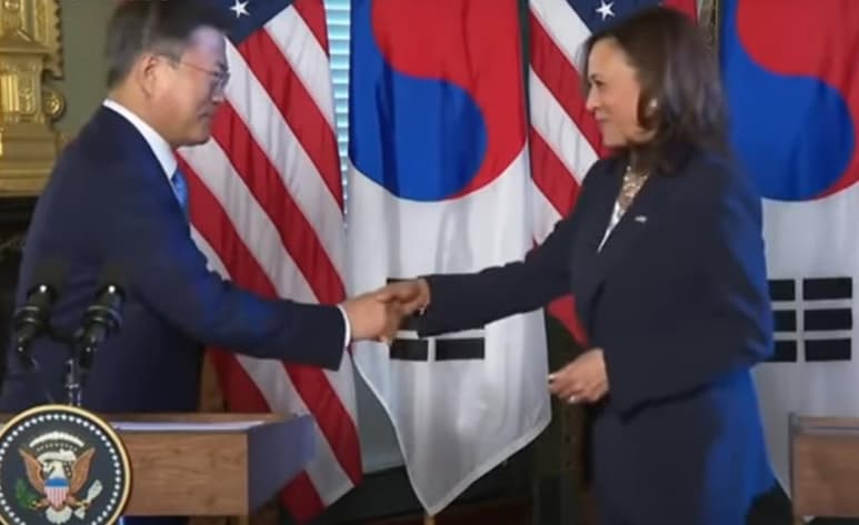 Tras saludar a Moon Jae-in, Harris llevó su mano a la parte inferior de su saco para aparentemente 'limpiársela' (CAPTURA)