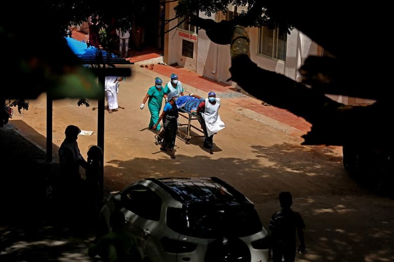La India superó este lunes las 300,000 muertes por coronavirus, un número de fallecidos que ha crecido a un ritmo imparable tras sumar 100,000 en menos de un mes y que algunos especialistas consideran que podría ser incluso mayor. (ARCHIVO)