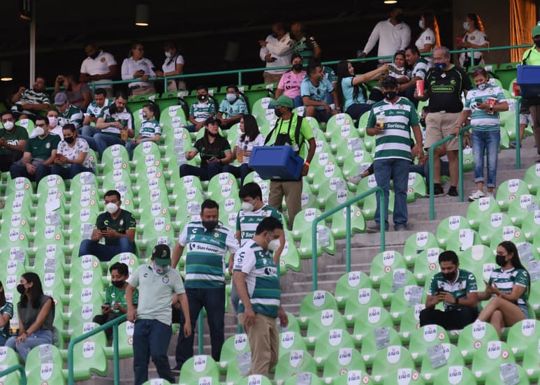 Autorizaron un aforo del 70 por ciento en el Estadio Corona para el próximo juego de la final del futbol mexicano, el cual será disputado entre Club Santos Laguna y Cruz Azul. (ARCHIVO)