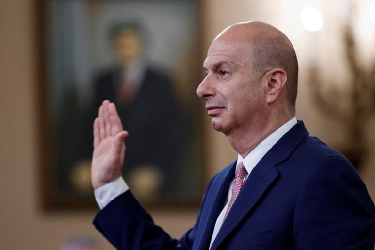 Gordon Sondland, embajador ante la Unión Europea durante el gobierno de Donald Trump y un testigo clave en el primer juicio al expresidente republicano, demandó el lunes al exsecretario de Estado Mike Pompeo en un intento por recuperar 1.8 millones de dólares en gastos legales. (ARCHIVO)
