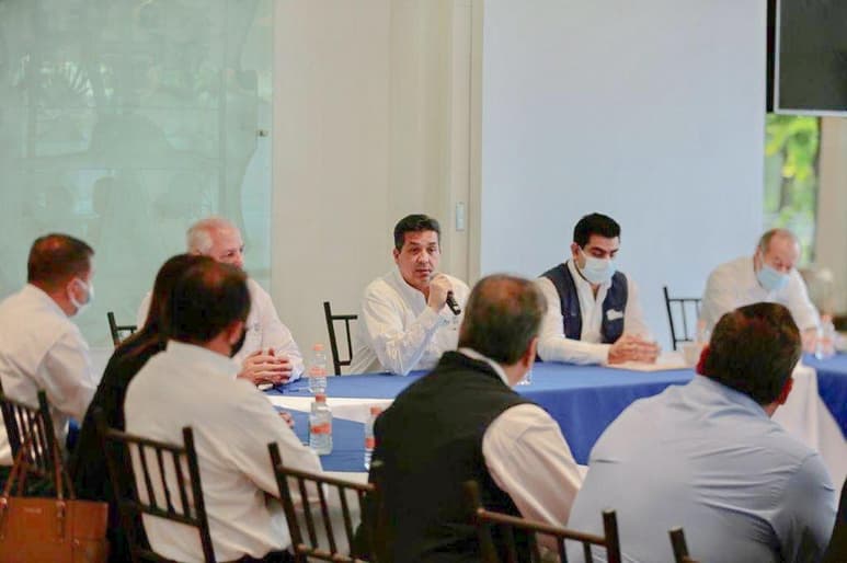El gobernador de Tamaulipas (norte de México), Francisco García Cabeza de Vaca, sobre el que hasta ahora pesa una orden de captura por corrupción, reapareció este lunes en una reunión de trabajo con su gabinete en la sede del Gobierno estatal. (TWITTER)