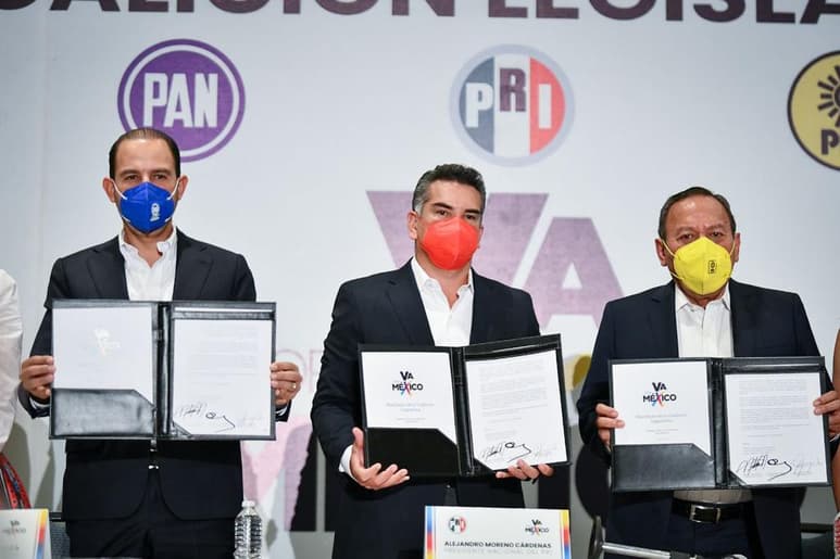 Los presidentes nacionales de Va por México, PAN, PRI y PRD, Marko Cortés, Alejandro Moreno y Jesús Zambrano, respectivamente, firmaron la llamada Coalición Legislativa para ir en alianza en la próxima legislatura de la Cámara de Diputados. (TWITTER)