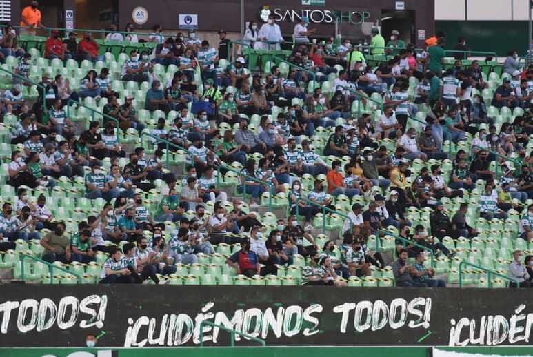 Cerca de 20 mil aficionados podrán ingresar al estadio Corona el próximo jueves en la noche para disfrutar del partido de ida de la final del futbol mexicano entre Santos Laguna y Cruz Azul. Llaman a los asistentes a seguir cumpliendo los protocolos de salud. (ARCHIVO)