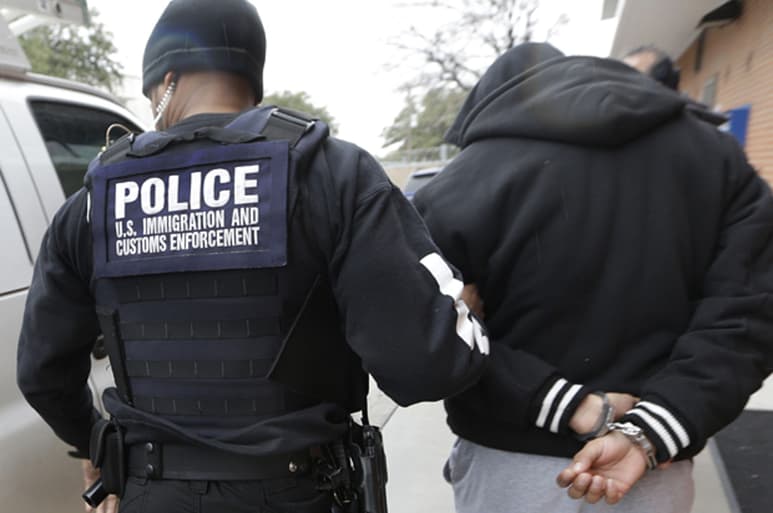 El informe asegura que desde julio de 2017 ICE expulsó del país al menos a 348 padres separados de sus hijos. (ARCHIVO)