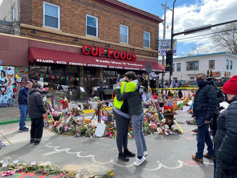 La esquina de la calle del sur de Minneapolis (Minnesota, EUA) en la que hoy hace un año murió asfixiado el afroamericano George Floyd fue escenario este martes de un tiroteo que se saldó con un herido, confirmó a Efe el Departamento de Policía de esa ciudad. (ARCHIVO)