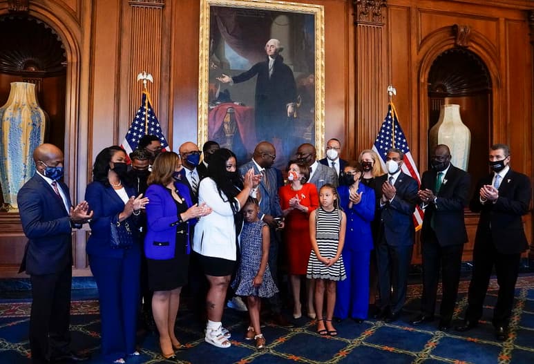 El aniversario de la muerte de George Floyd debía ser un momento histórico, en que Estados Unidos celebraría la aprobación de leyes “para erradicar el racismo sistémico” en el sistema judicial, en palabras del presidente Joe Biden. En lugar de ello, la familia de Floyd visitó Washington el martes para conmemorar el hecho con Biden y presionar al Congreso a que tome medidas. (ARCHIVO)