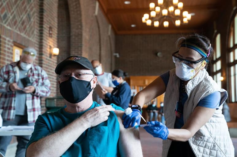 Estados Unidos alcanzó este martes la vacunación completa del 50 % de su población adulta, a la vez que continúa el descenso en el número de contagios y muertes diarias por la COVID-19 en la batalla contra la pandemia que deja ya más de 590,000 fallecidos desde el comienzo del pasado año. (EFE)
