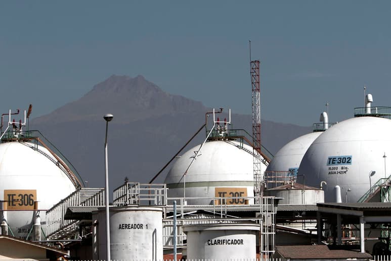 El titular del Ejecutivo federal señaló que el propósito de los 'neoliberales corruptos' era destruir a Petróleos Mexicanos y a la Comisión Federal de Electricidad (CFE). (ARCHIVO)