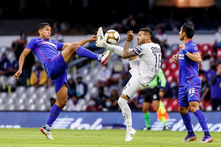 El próximo domingo 30 de mayo se disputará la final de vuelta de la Liga MX en la que el Cruz Azul recibirá en el Estadio Azteca al Santos Laguna, lo que ha causado mucha euforia en los aficionados celestes por la confianza que les ha generado su equipo y ven como favorito para conseguir el anhelado noveno título.
(ARCHIVO)