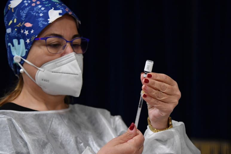 La Agencia Italiana del Fármaco (AIFA) afirmó hoy que no descarta que se puedan producir casos 'raros' de trombos con la segunda dosis de la vacuna anti-COVID de la farmacéutica AstraZeneca en personas que no presentaron reacciones adversas con la primera. (ARCHIVO)