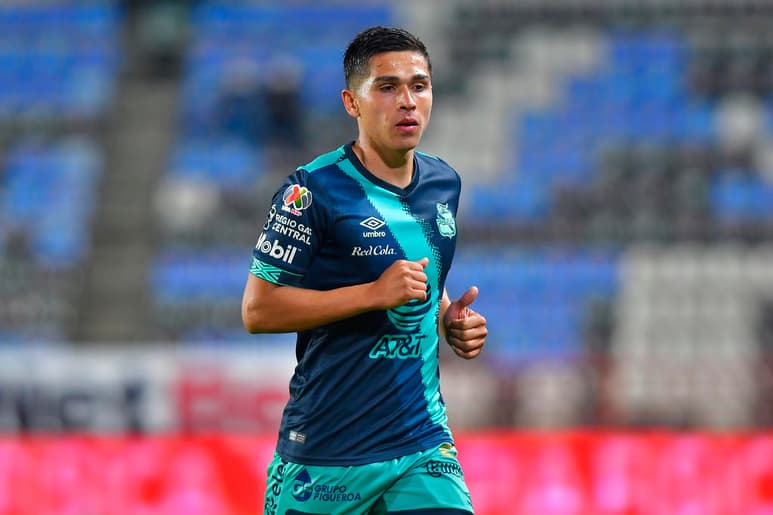 Salvador Reyes, es un nombre emblemático para el Guadalajara, en recuerdo al famoso 'Melón2, máximo ídolo del Rebaño. Pero ahora el América ya tiene a su 'Chava' Reyes. Salvador Reyes Chávez, defensa lateral izquierdo, será refuerzo de las Águilas para el próximo torneo. (JAM MEDIA)