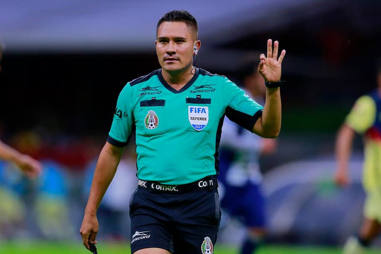Fernando Guerrero será el silbante del partido de ida de la gran final del Guardianes 2021 entre Santos Laguna y Cruz Azul. (ESPECIAL)