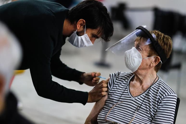 Argentina recibió hasta ahora, de parte de varios proveedores internacionales, más de 15 millones de vacunas contra la COVID-19, de las que ya se han aplicado 8,878,491 primeras dosis, el 19.38 % de la población, y 2,452,575 segundas, el 5.35 %, informaron este miércoles fuentes oficiales. (ARCHIVO)